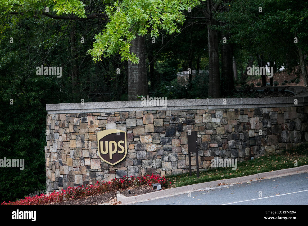 Ein Logoschild vor dem Hauptsitz von United Parcel Service (UPS) in Atlanta, Georgia am 7. Oktober 2017. Stockfoto