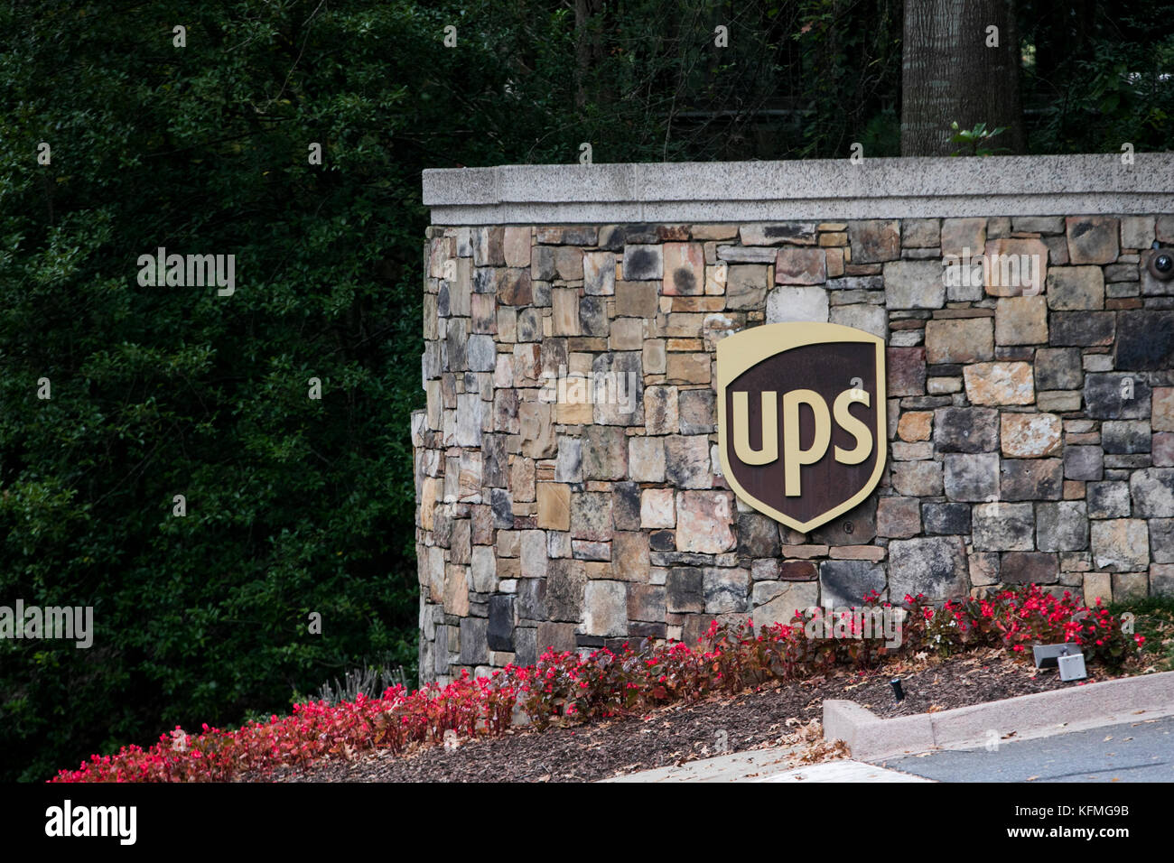 Ein Logoschild vor dem Hauptsitz von United Parcel Service (UPS) in Atlanta, Georgia am 7. Oktober 2017. Stockfoto