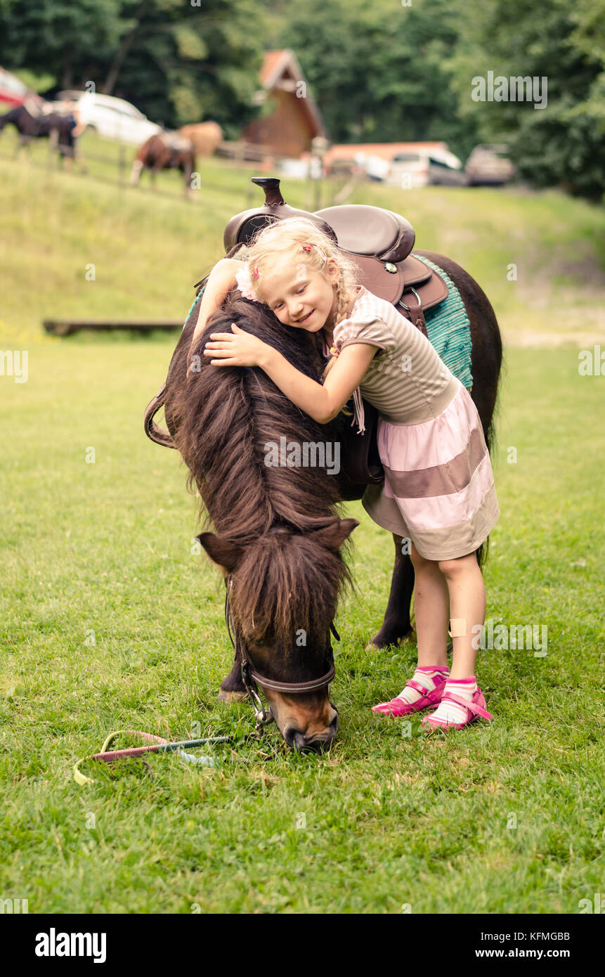 Schöne schöne blonde Mädchen mit einem Pony Stockfoto