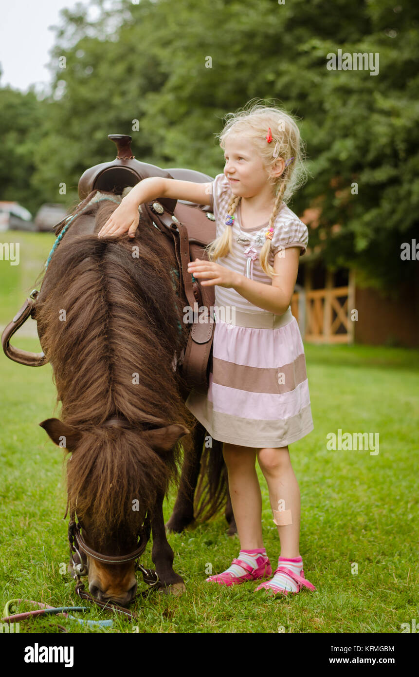 Schöne schöne blonde Mädchen mit einem Pony Stockfoto