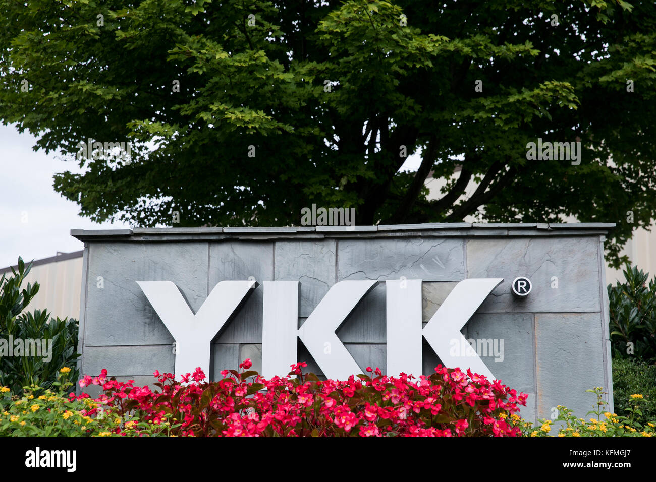 Ein Logoschild vor einem Gebäude, das von der YKK Group in Marietta, Georgia am 7. Oktober 2017 besetzt wurde. Stockfoto