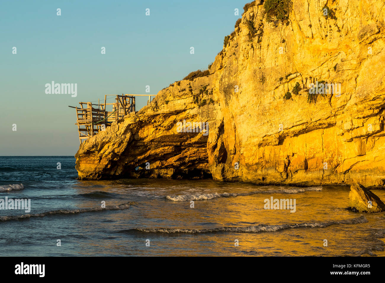 Die traditionelle Fischerei Türmen. Vieste und den Gargano Nationalpark. Italien. Stockfoto