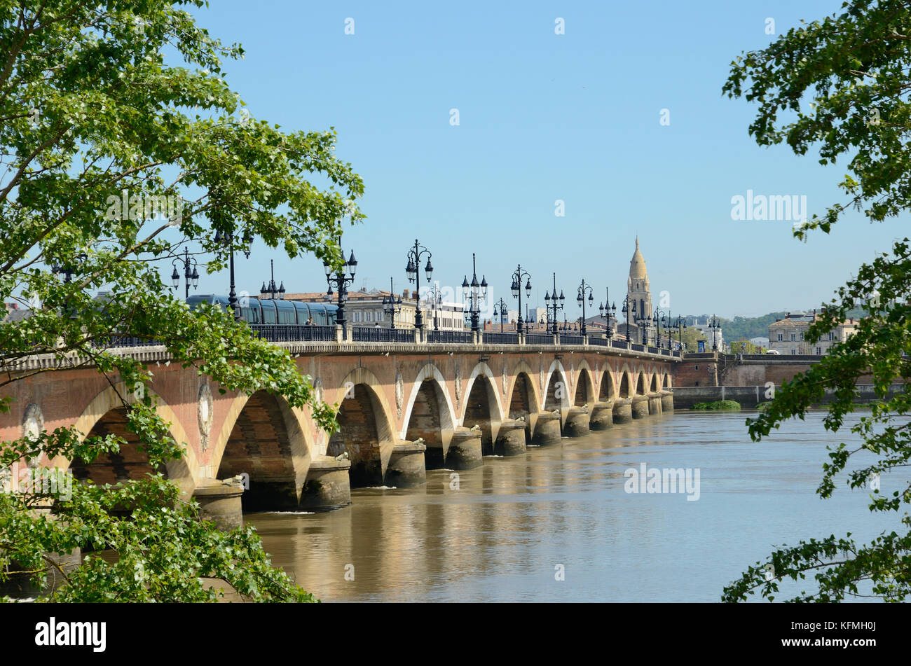 Alte steinerne Brücke in der französischen Stadt Bordeaux. Stockfoto