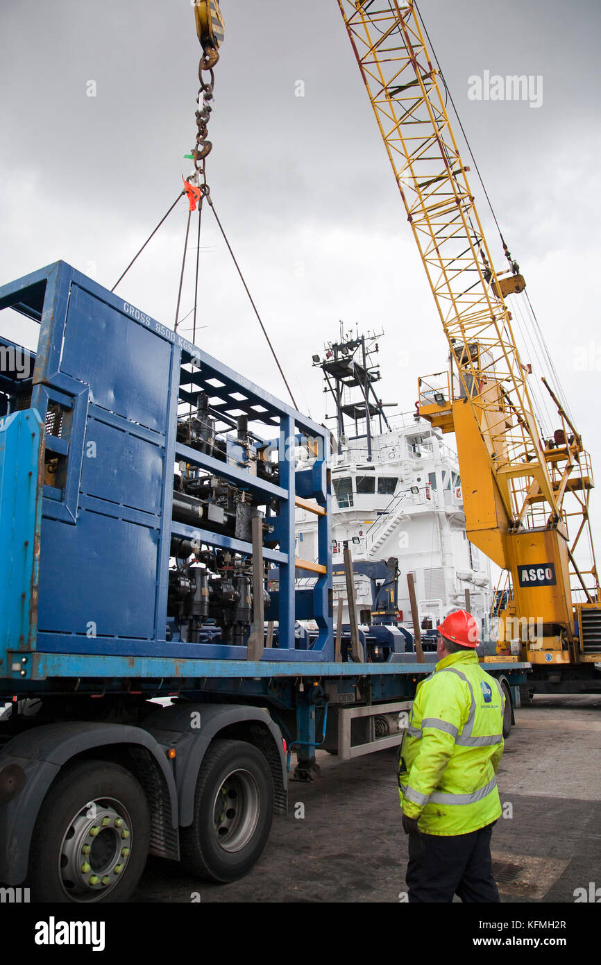 Asco Offshore Kran Hebezeuge vom Tieflader auf Schiff in Great Yarmouth Hafen. Stockfoto