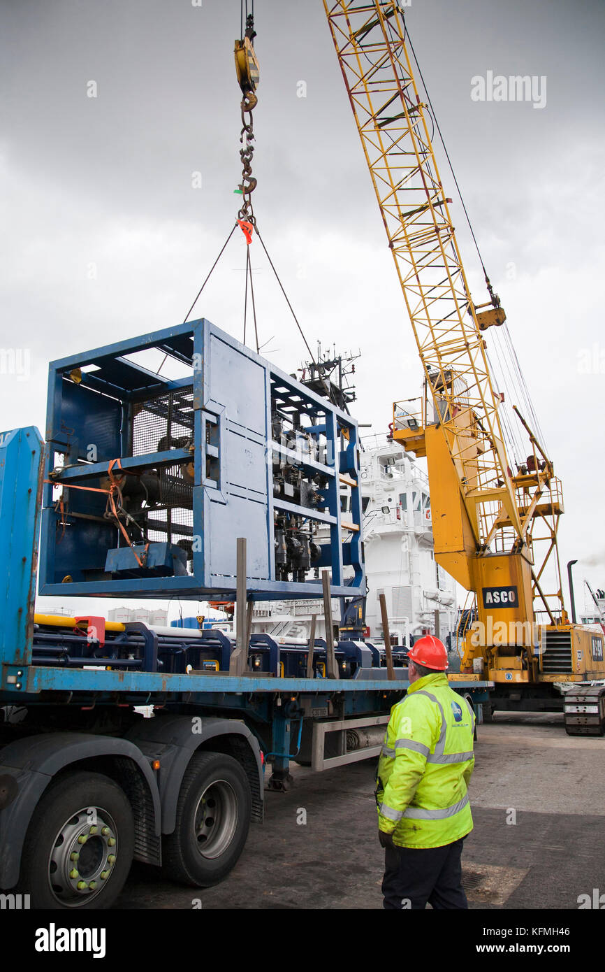 Asco Offshore Kran Hebezeuge vom Tieflader auf Schiff in Great Yarmouth Hafen. Stockfoto