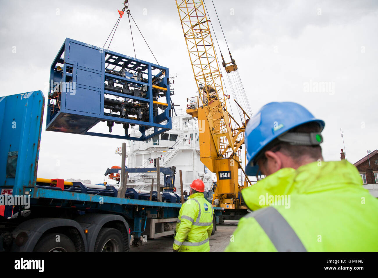 Asco Offshore Kran Hebezeuge vom Tieflader auf Schiff in Great Yarmouth Hafen. Stockfoto