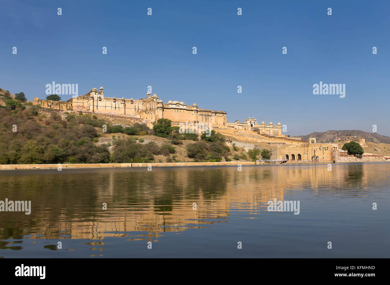 Jaipur, Rajasthan, Indien, Dezember 02.2014 Vorderansicht des Amer Fort von Maota See Stockfoto