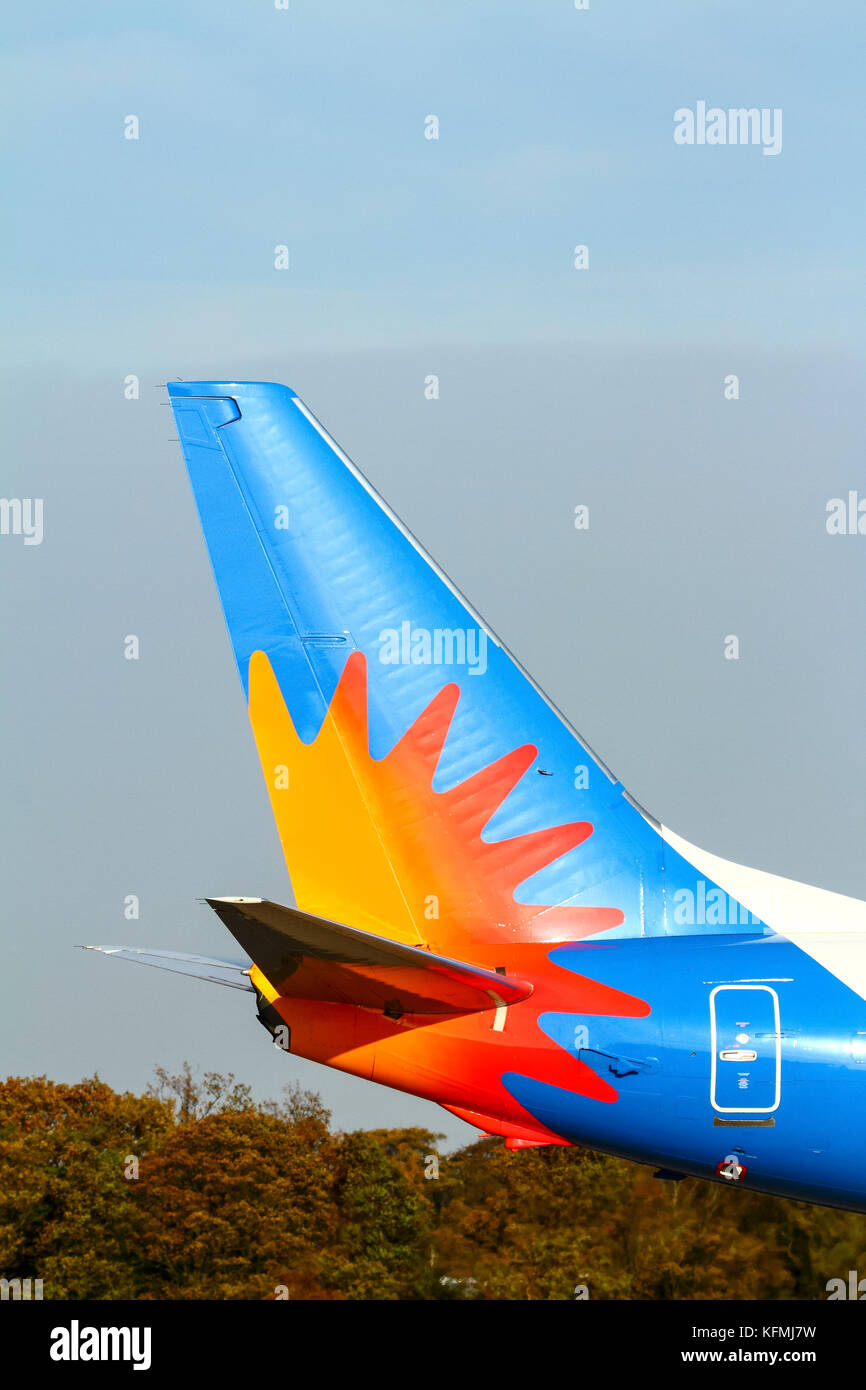 Jet2 Urlaub Boeing 737 auf der Landebahn und bereit für Sie an der Leeds und Bradford International Airport nehmen Stockfoto