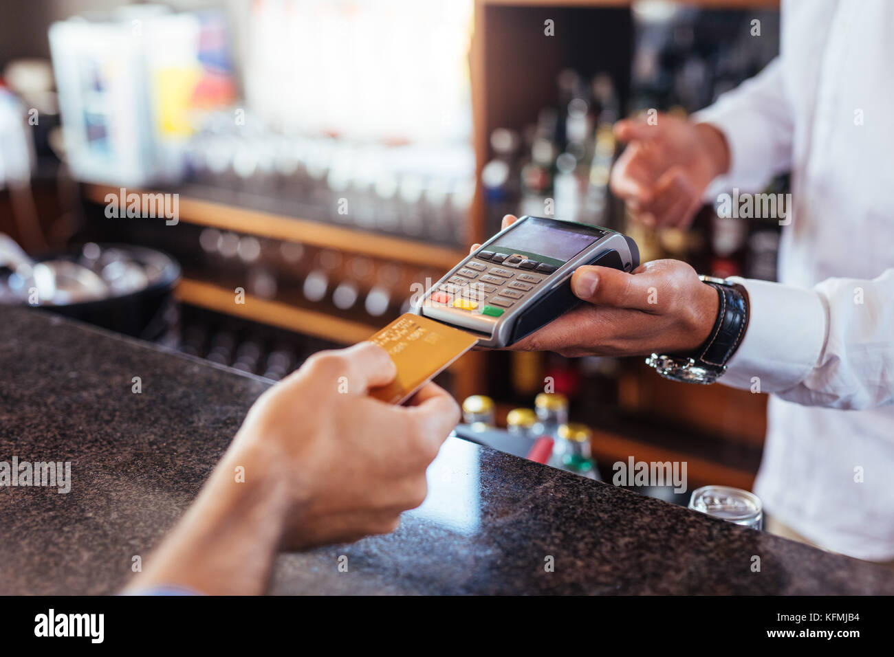 Kunden die Zahlung mit Kreditkarte. Nahaufnahme der Kartenzahlung zwischen Kunde und Barkeeper im Cafe. Stockfoto