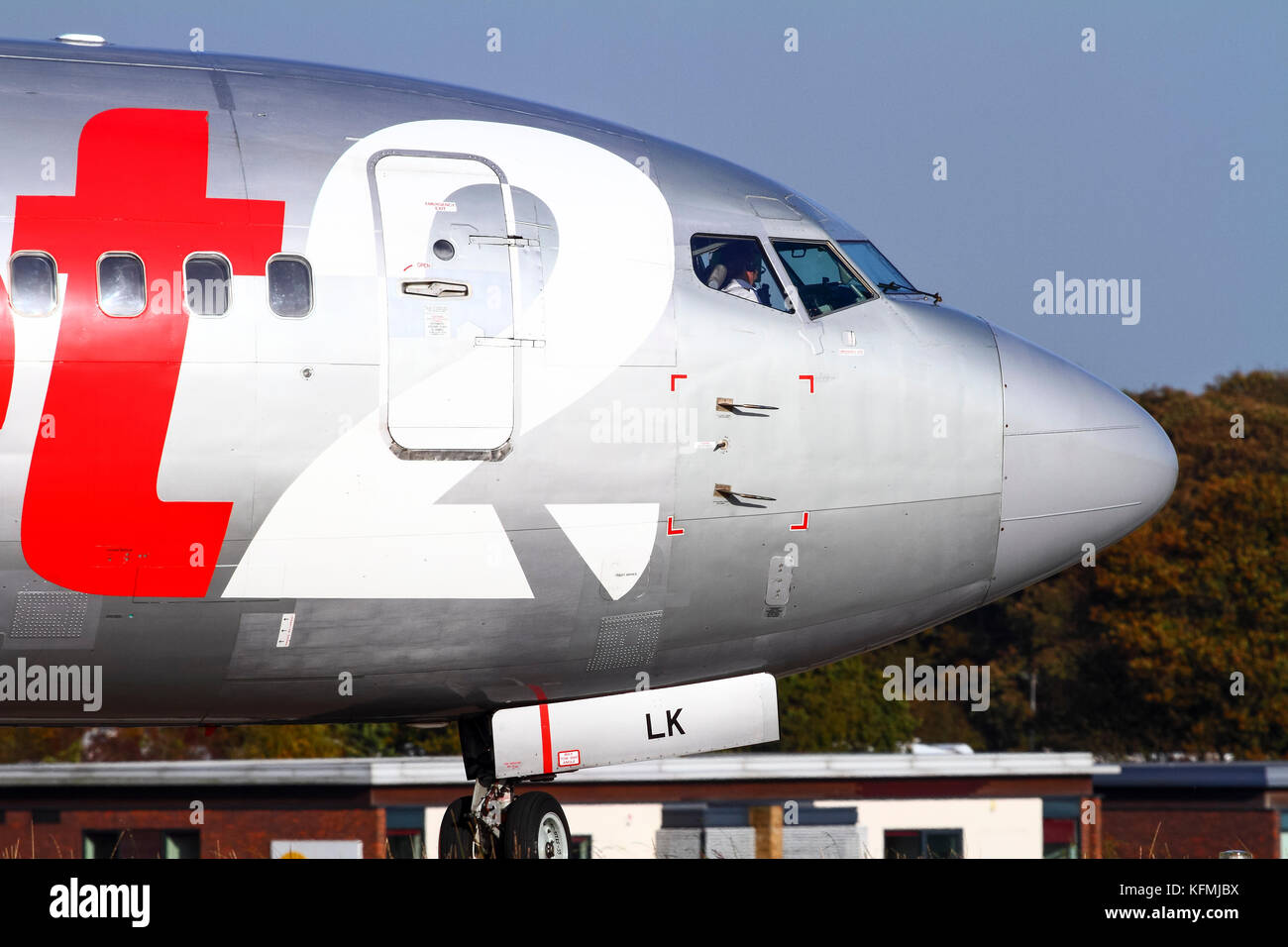 Jet 2.com Boeing 737 auf der Landebahn und bereit für den Weg von Leeds und Bradford International Airport nehmen Stockfoto