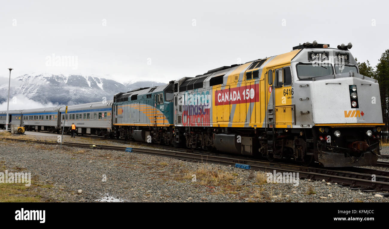 VIA Rail Zug auf Zeitplan Halt in Jasper, Kanadischen Rocky Mountains Stockfoto