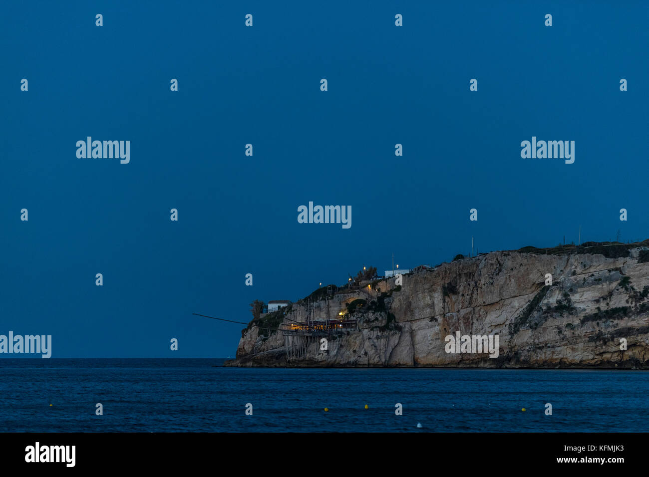 Die felsigen Landzungen von Peschici, Italien bestreut mit traditionellen Fischfang Türme genannt Trabucco, Nationalpark Gargano, Apulien. Stockfoto