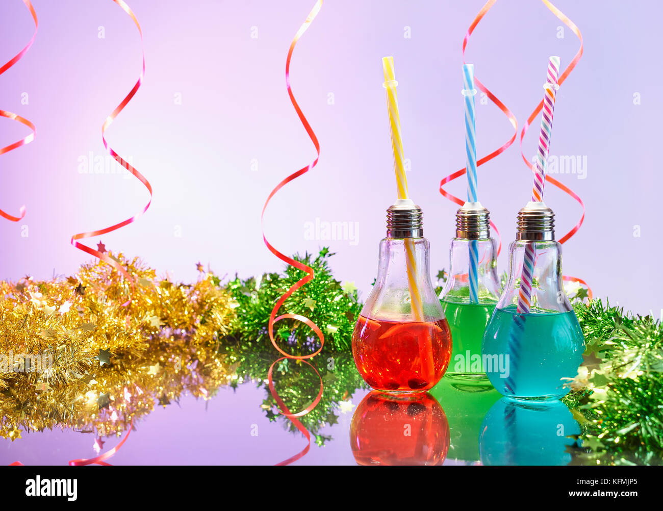 Drei bunte Cocktails für Party in Glühbirne geformte Gläser Stockfoto