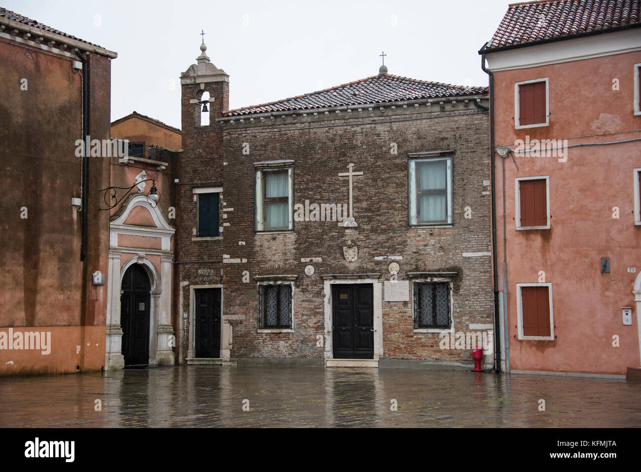 Hauptplatz, der Piazza Baldassare Galuppi, vor der Kirche, Burano, Venedig Stockfoto