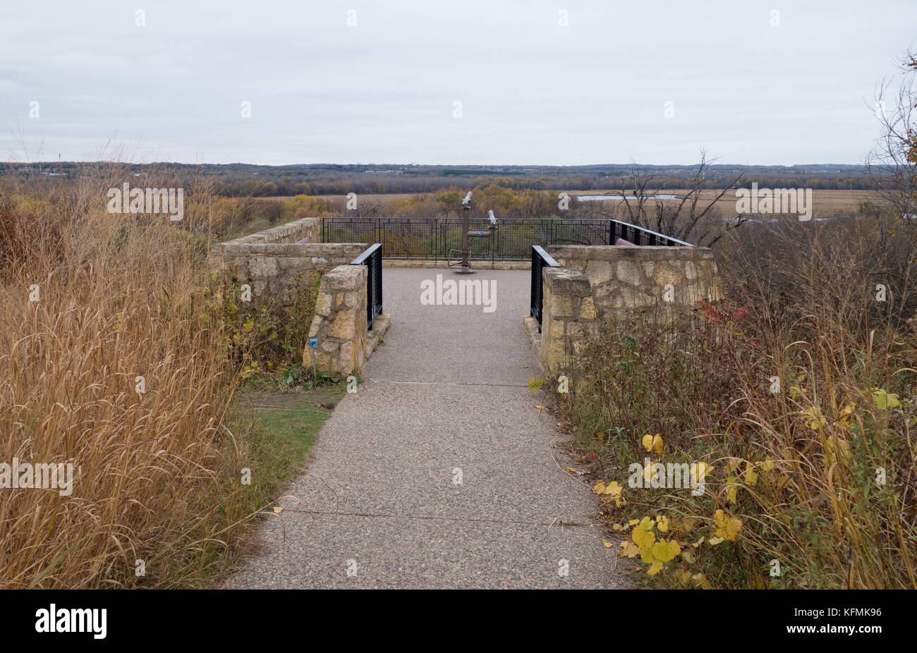 Ein Blick mit einem Fernglas bei Minnesota Valley Wildlife Refuge in Minneapolis, Minnesota, USA. Stockfoto