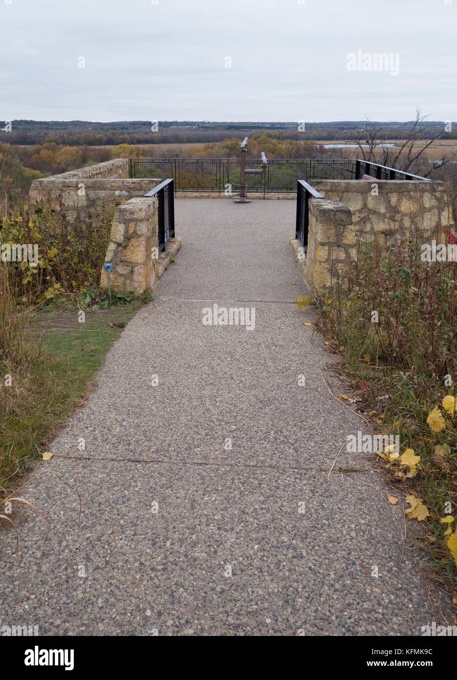 Ein Blick mit einem Fernglas bei Minnesota Valley Wildlife Refuge in Minneapolis, Minnesota, USA. Stockfoto