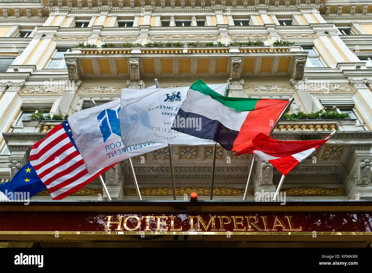 Imperial Hotel Fassade mit Fahnen. 5 Sterne Luxus Hotel. Unterzeichnen. Äußere Württemberg Palast. Stadt Wien, Österreich, Europa. Lifestyle Konzept. Stockfoto