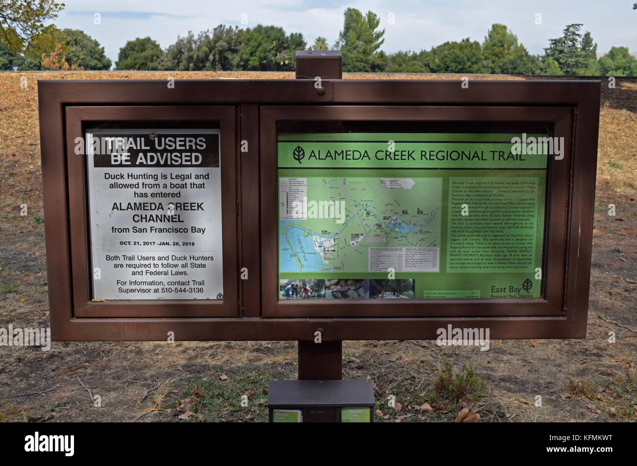 Schild Entenjagd Beratungs- und Karte bei Alameda Creek Regional Trail, Kalifornien Stockfoto