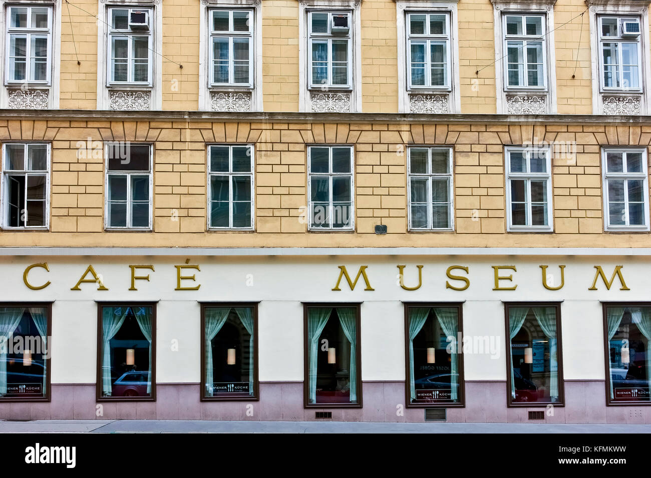 Wiens berühmten und traditionellen Cafe Museum, Fassade. 1899 Eröffnet wurde zu einem Treffpunkt für berühmte Wiener Künstler. Wien, Wien, Österreich, Europa Stockfoto