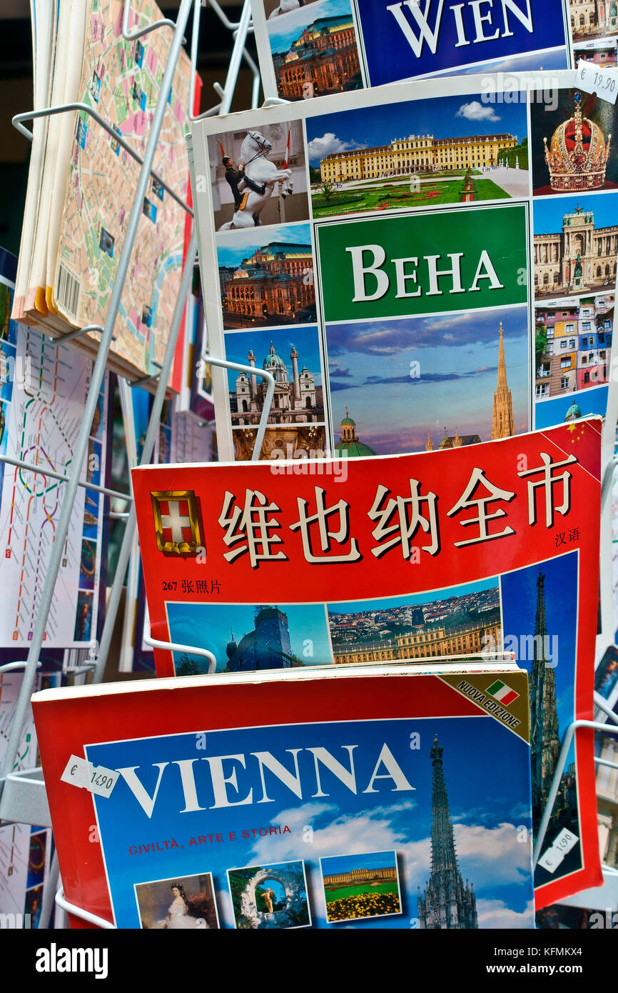 City guide Bücher mit Wiener Motive, mehrsprachiger Reiseführer Bücher, auf Anzeige auf einem Rack, außerhalb einen Souvenirshop. Wien, Wien, Österreich, Europa Stockfoto