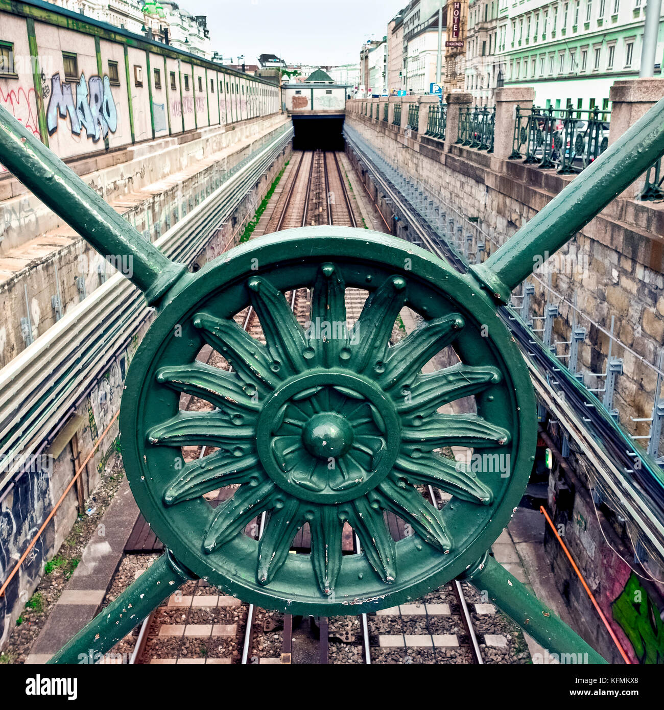 U-Bahn in Wien, U4 der U-Bahn, Open Air, vorbei an Naschmarkt. Öffentliche Verkehrsmittel U-Bahn Tunnel. Durch Geländer. Wien, Österreich, Europa Stockfoto