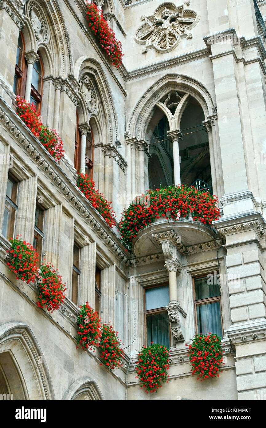 Rathaus Wien, neogotische Gebäudefassade, Nahaufnahme, Details, Blick aus niedrigem Winkel. Wiener Rathaus. Unesco-Weltkulturerbe. Wien, Österreich, Europa, EU Stockfoto