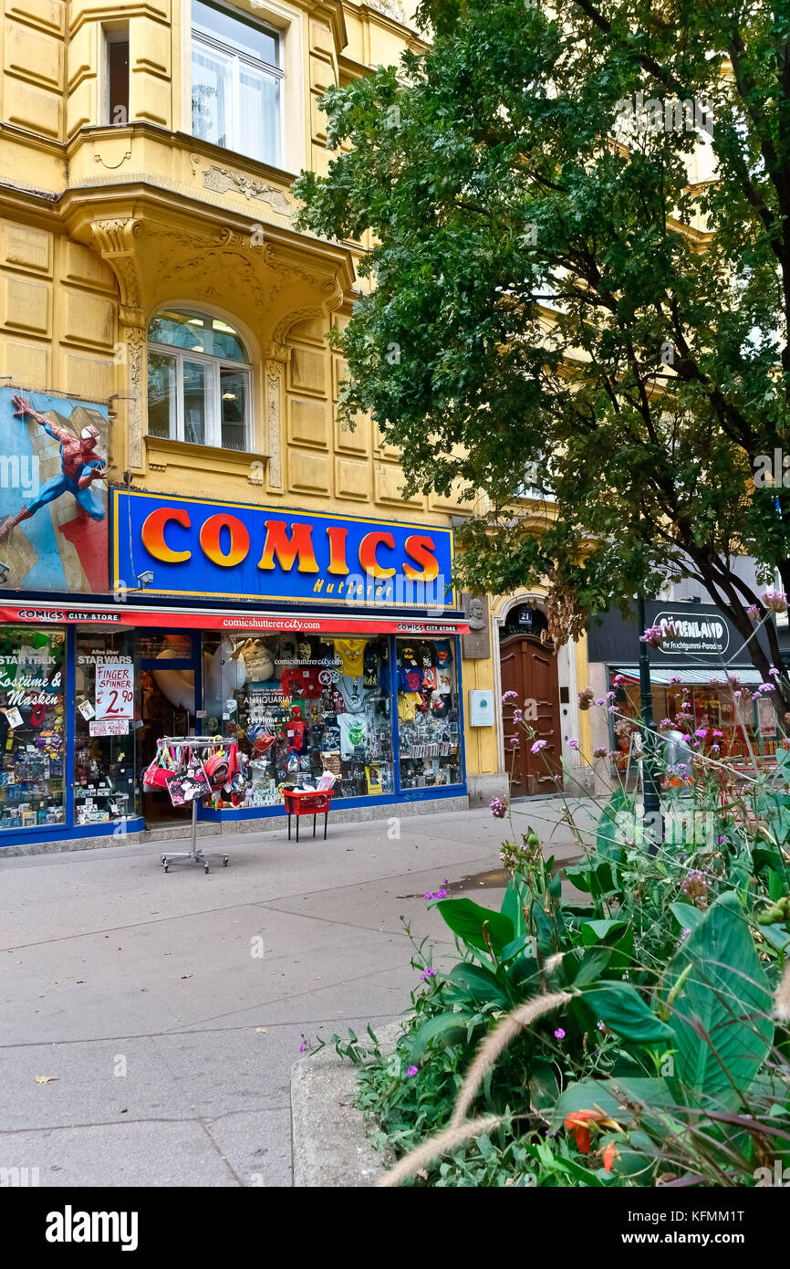 Comics-Shop, Haustür, Eingang, Schaufenster, bunte Superhelden Spiderman-Schild. Außenansicht des Spielwarenhandels. Wien, Wien, Österreich, Europa, EU. Stockfoto