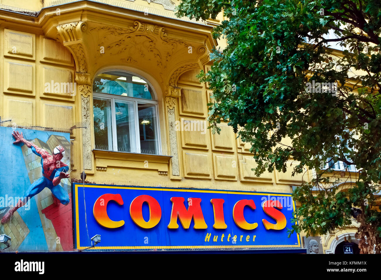 Comics Geschäft, bunte Superhelden Spiderman Zeichen. Außenansicht des Spielwarenhandels. Wien, Österreich, Europa, Europäische Union, EU. Low-Angle-Ansicht. Stockfoto