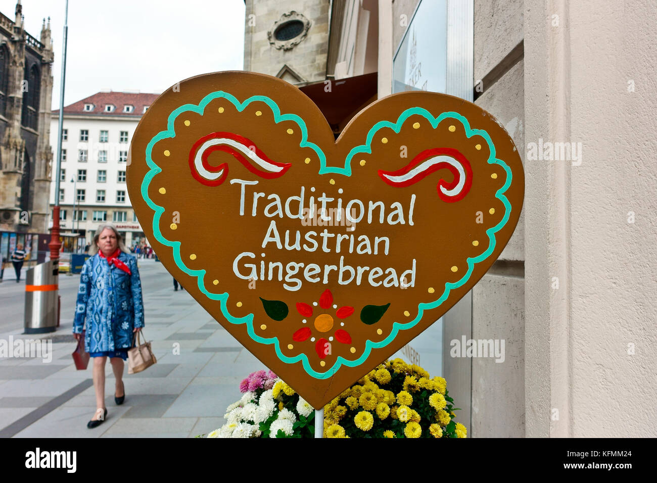 Traditionelle österreichische Lebkuchenladen. Lebkuchen herzförmige Schild vor einer Bäckerei in Wien, Österreich, Europa, EU. Weihnachtskuchen. Stockfoto