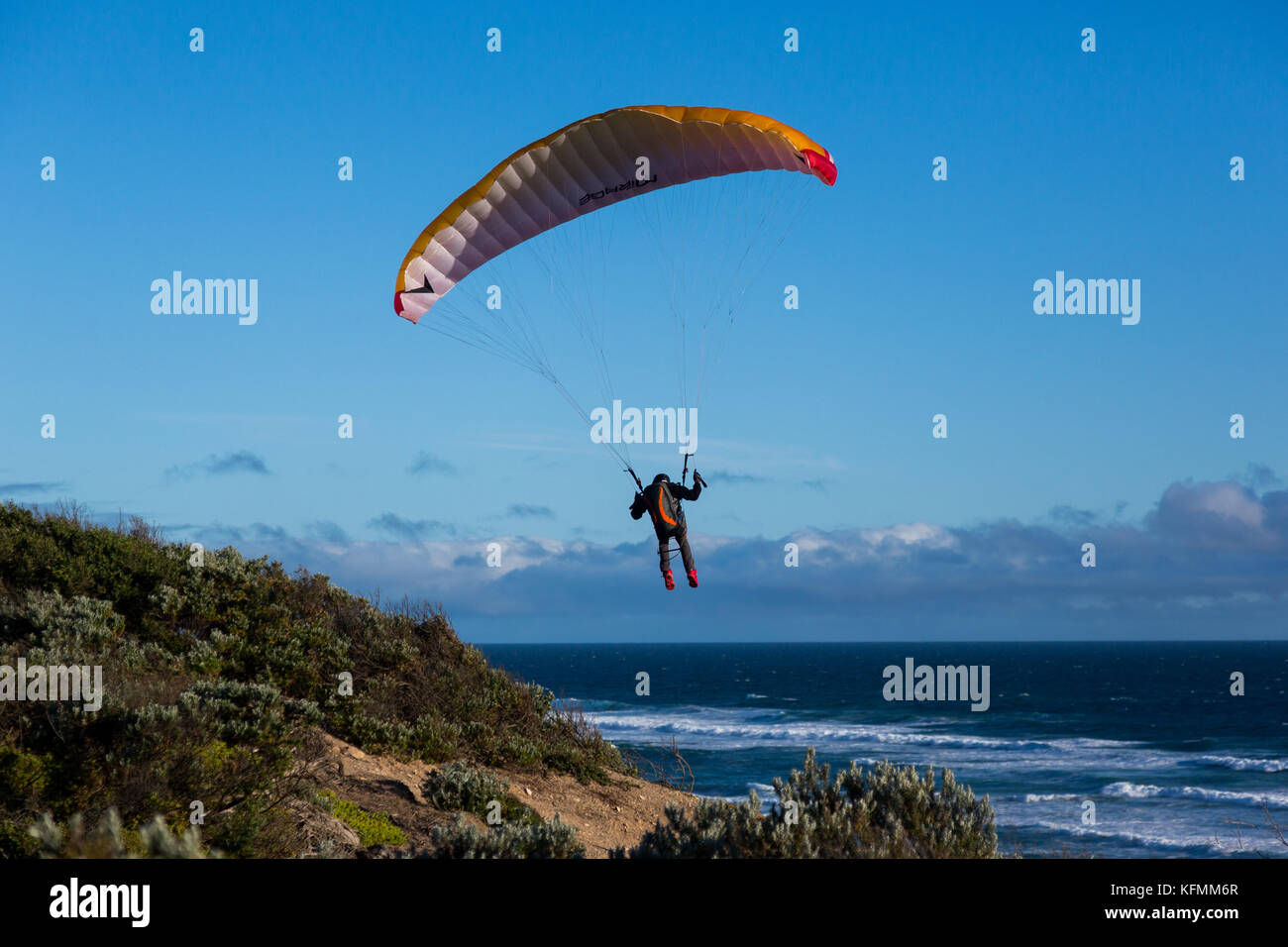 Ein Mann Paragliding in portsea über den Strand in Victoria. Stockfoto