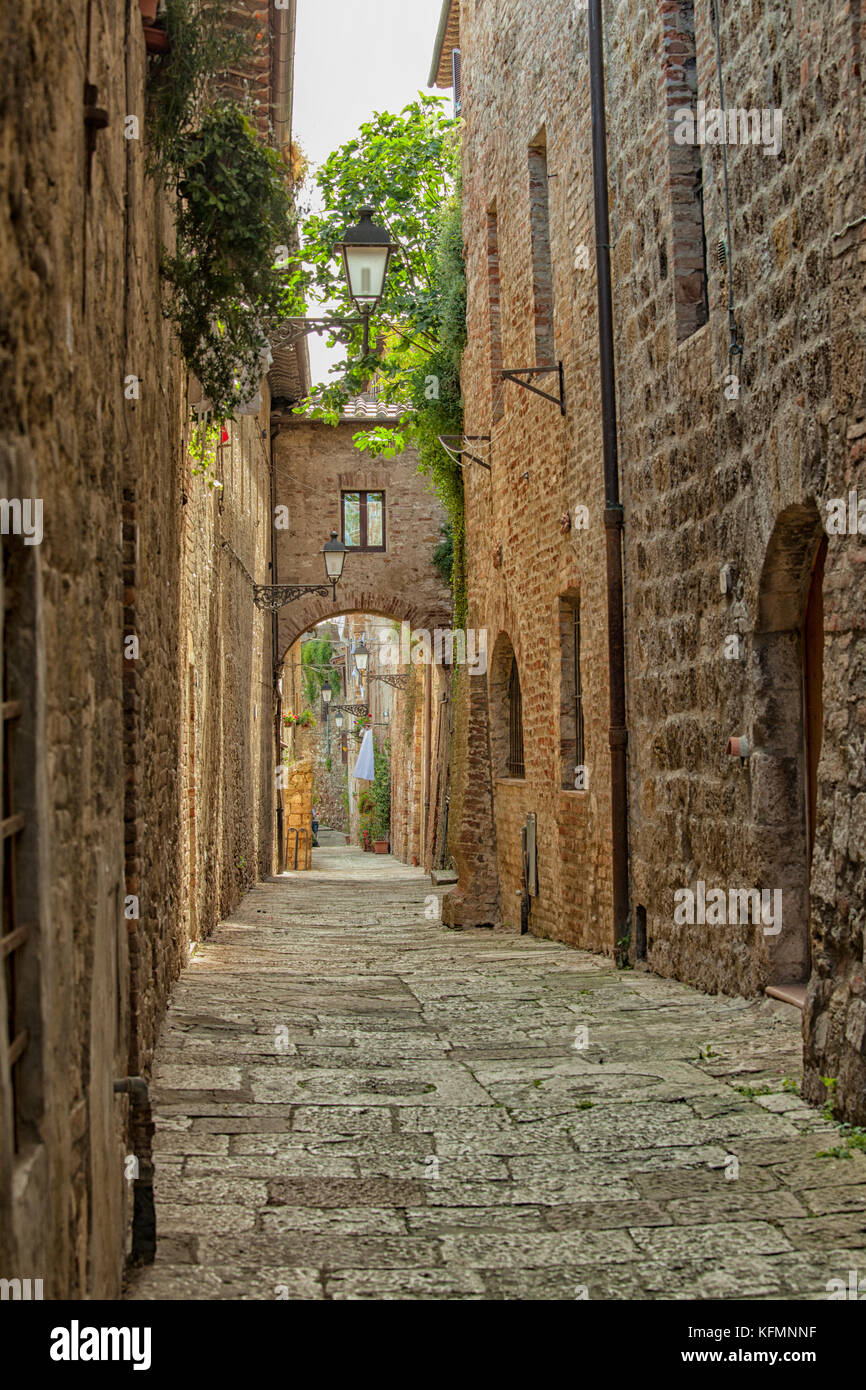 Schönen mittelalterlichen italienischen Straße in der Toskana Stockfoto