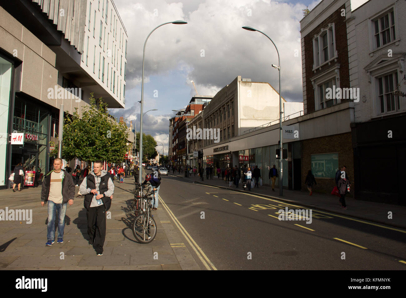 Menschen zu Fuß auf der High Street im sonnigen Sonntag Nachmittag, King Street, Hammersmith, London, September 2017. Stockfoto