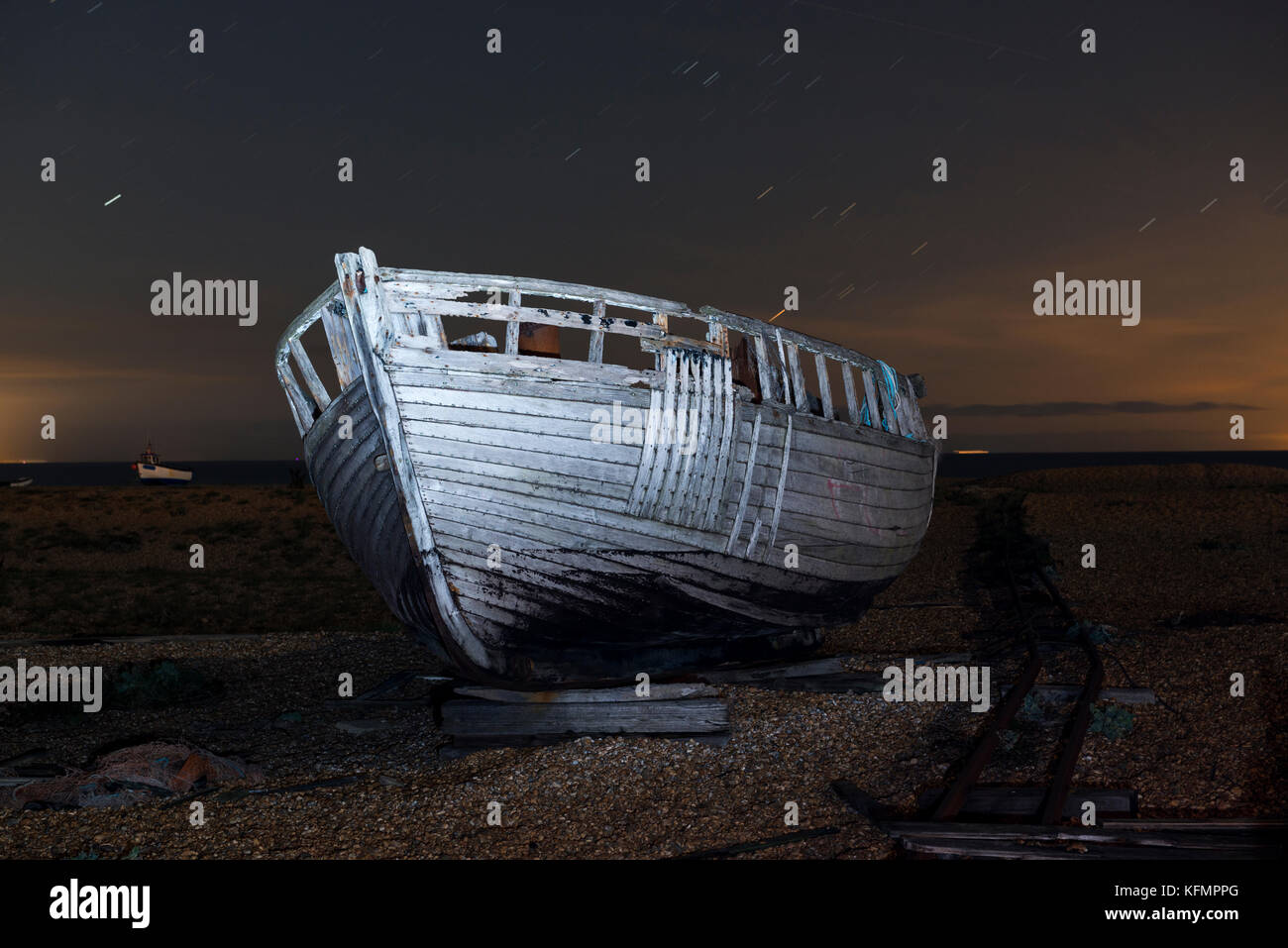 Verfallenes Fischerboot auf Dungeness Strand abgebrochen Stockfoto
