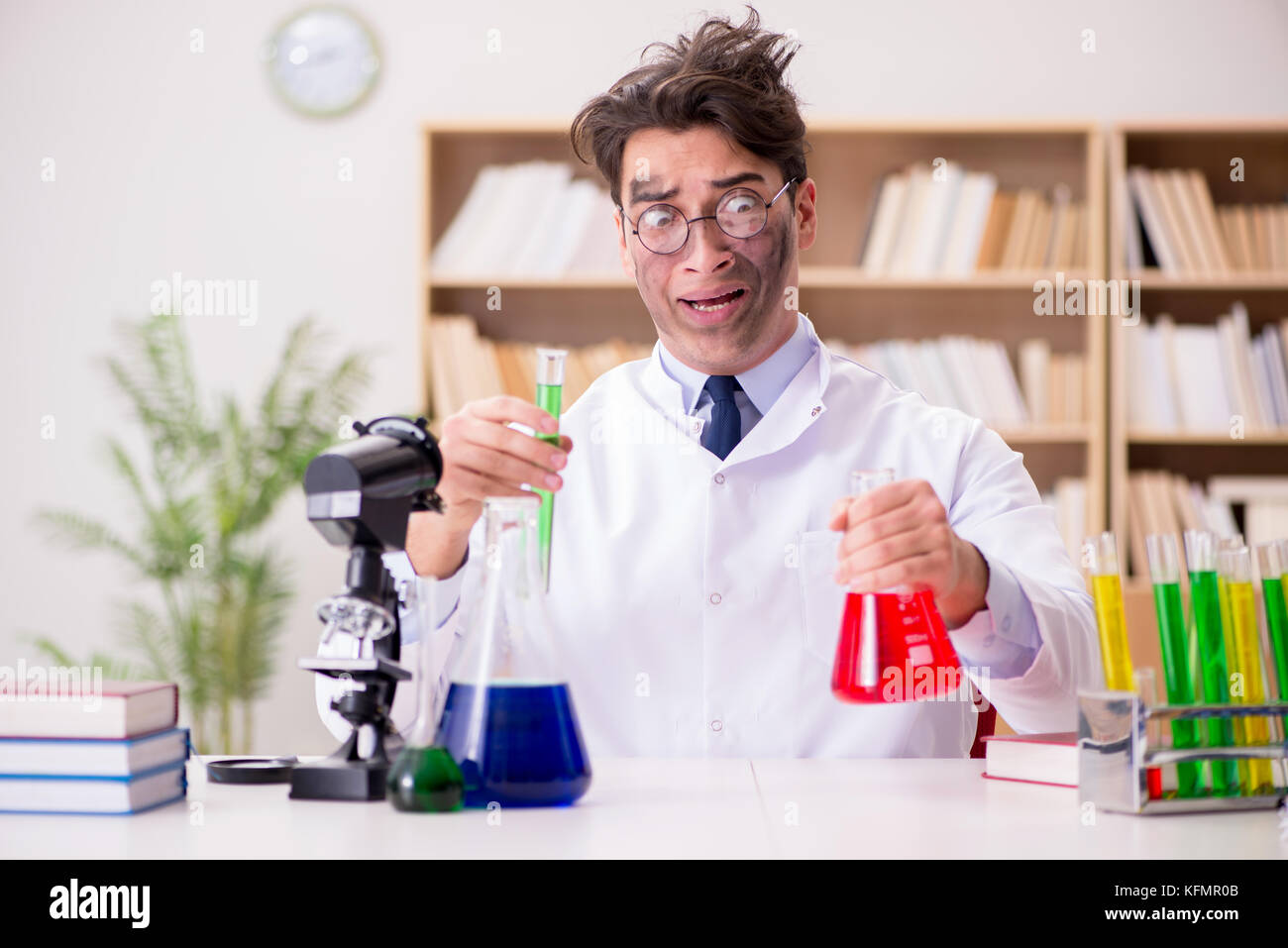 Mad verrückter Wissenschaftler Doktor Experimente in einem Labor Stockfoto