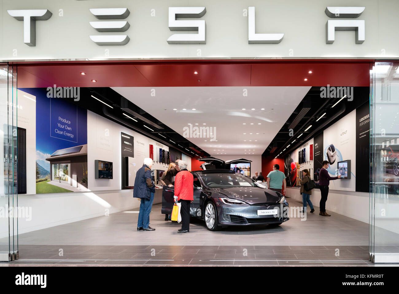 Elektroauto Tesla Model S für den Verkauf in einem Pop-up-store, UK. Stockfoto