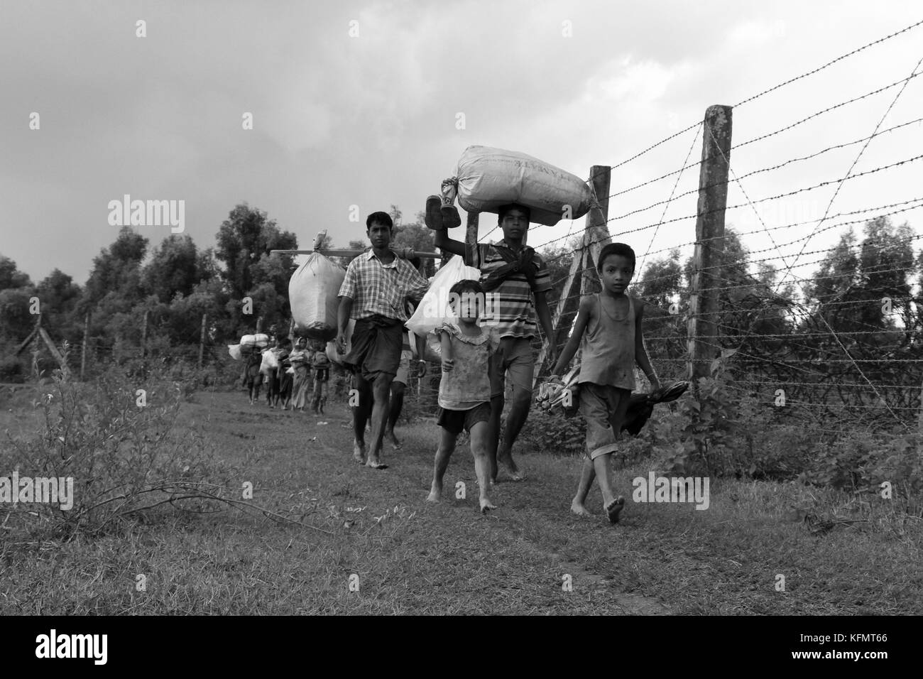 Myanmar: Rohingya Flüchtlingen, die militärische Operation in Myanmars Rakhine, Spaziergang entlang der Myanmar-Bangladesh Grenzzaun in der Nähe von Maungdaw Tierheim in Bangladesch am 7. September 2017 zu übernehmen. Über eine halbe Million Rohingya Flüchtlinge aus Myanmar Rakhine, Kreuze in Bangladesch seit dem 25. August 2017 nach Angaben der Vereinten Nationen. Der Myanmar militärische Kampagne gegen die Rohingyas begann nach dem Angriff auf mehrere Polizei Beiträge in Rakhine. © REHMAN Asad/Alamy Stock Foto Stockfoto