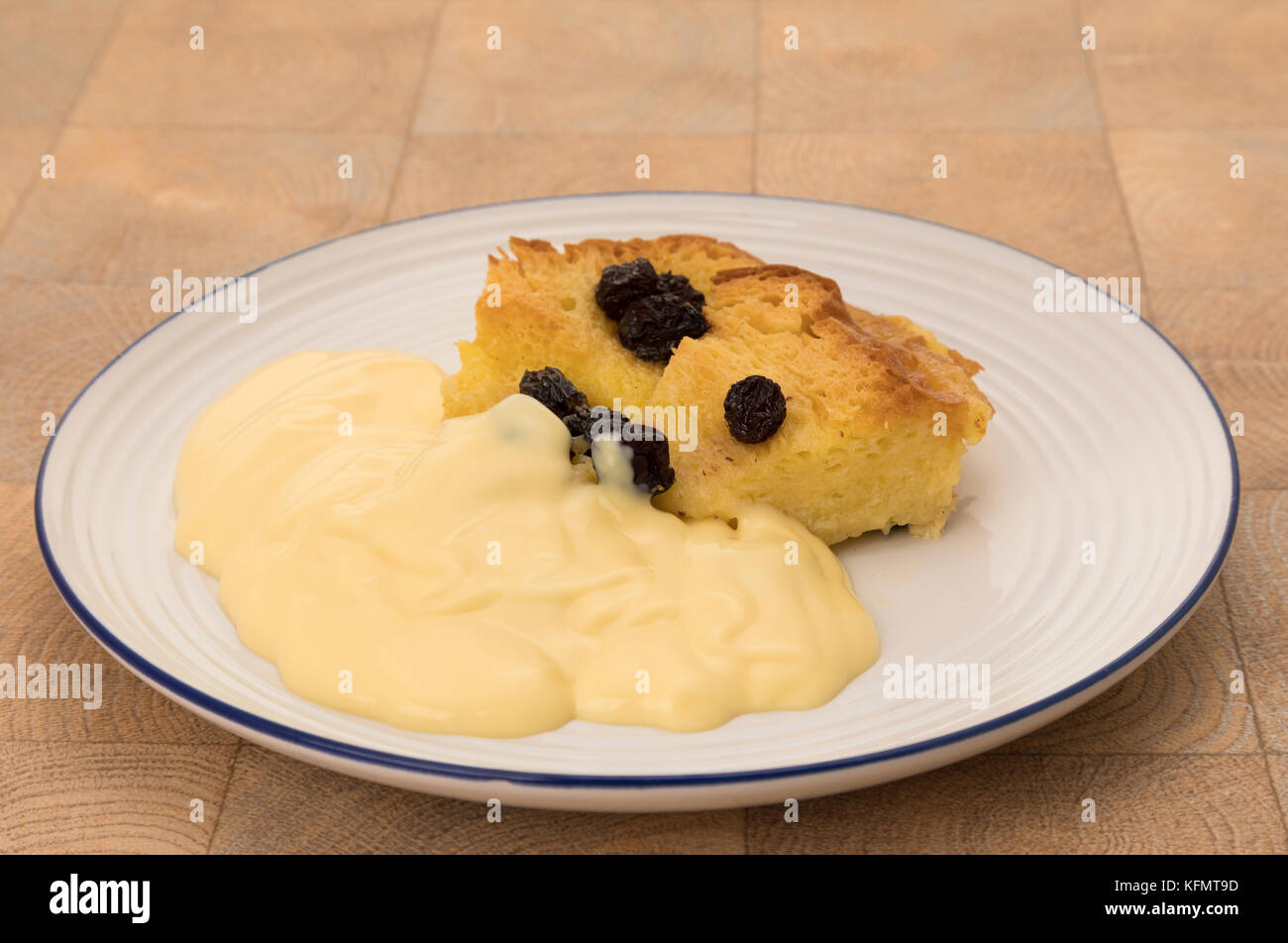 Eine Portion Brot und Butterpudding mit Pudding. Stockfoto
