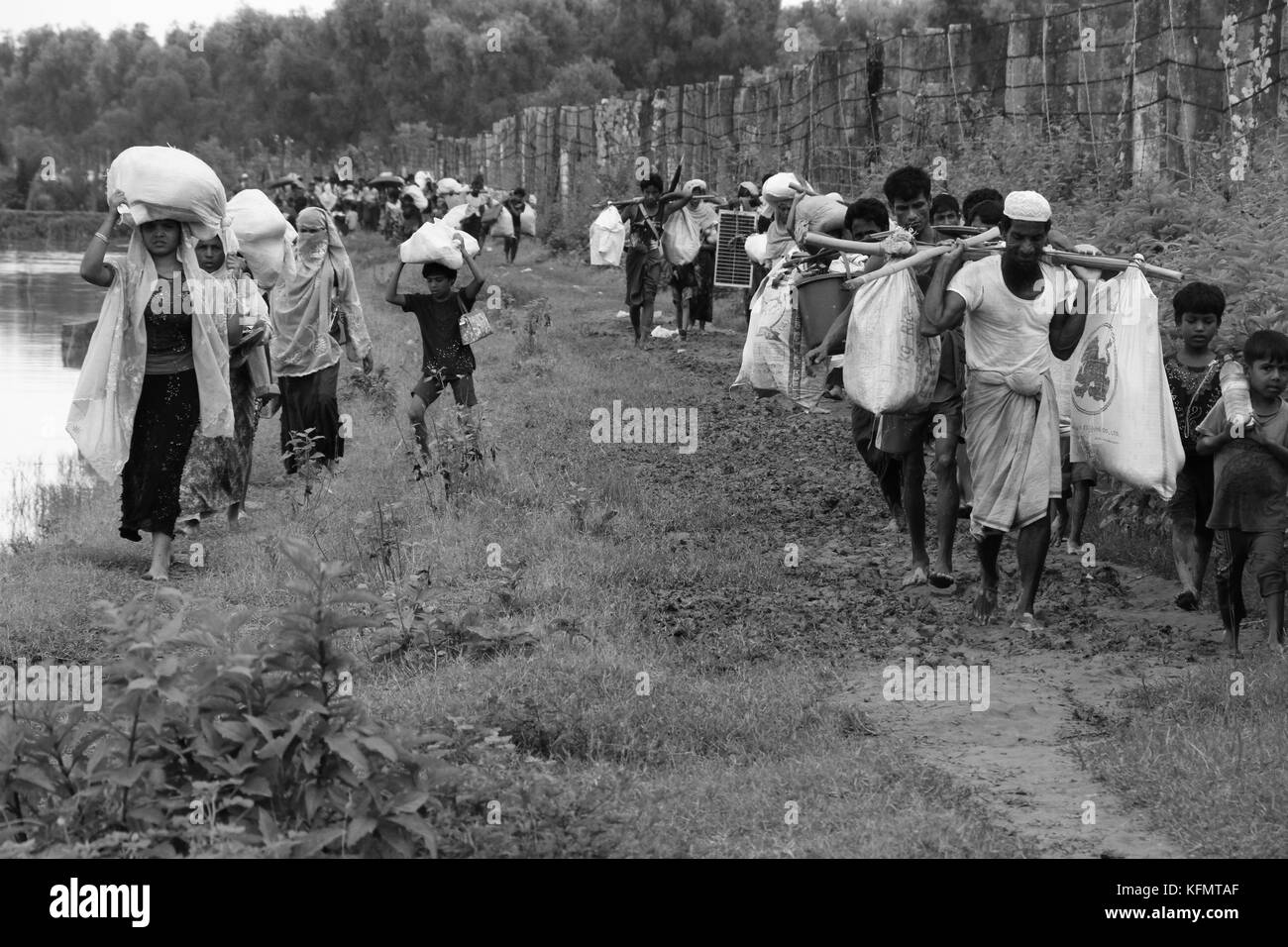 Myanmar: Rohingya Flüchtlingen, die militärische Operation in Myanmars Rakhine, Spaziergang entlang der Myanmar-Bangladesh Grenzzaun in der Nähe von Maungdaw Tierheim in Bangladesch am 7. September 2017 zu übernehmen. Über eine halbe Million Rohingya Flüchtlinge aus Myanmar Rakhine, Kreuze in Bangladesch seit dem 25. August 2017 nach Angaben der Vereinten Nationen. Der Myanmar militärische Kampagne gegen die Rohingyas begann nach dem Angriff auf mehrere Polizei Beiträge in Rakhine. © REHMAN Asad/Alamy Stock Foto Stockfoto