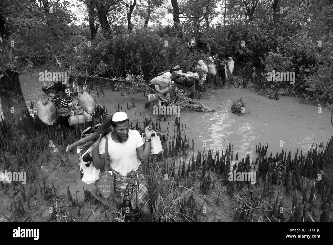 Bangladesch: Rohingya Flüchtlingen, die militärische Operation in Myanmars Rakhine, Bangladesch Gebiet Zuflucht in Cox's Bazar, Bangladesch am 7. September 2017 zu übernehmen. Über eine halbe Million Rohingya Flüchtlinge aus Myanmar Rakhine, Kreuze in Bangladesch seit dem 25. August 2017 nach Angaben der Vereinten Nationen. Der Myanmar militärische Kampagne gegen die Rohingyas begann nach dem Angriff auf mehrere Polizei Beiträge in Rakhine. © REHMAN Asad/Alamy Stock Foto Stockfoto