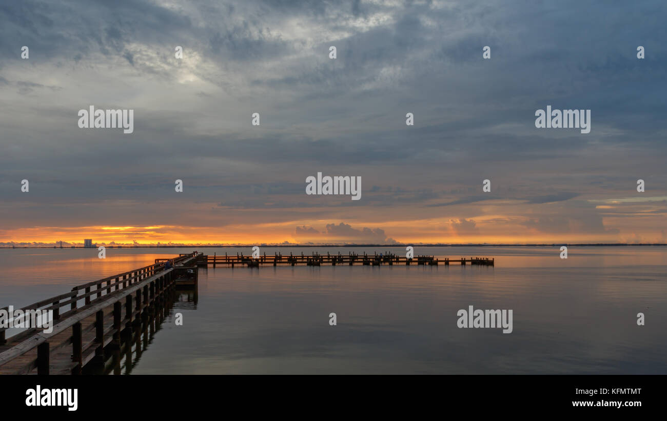 Sunrise mit Wolken und Dock an Banana River, Merritt Island, Florida, USA Stockfoto