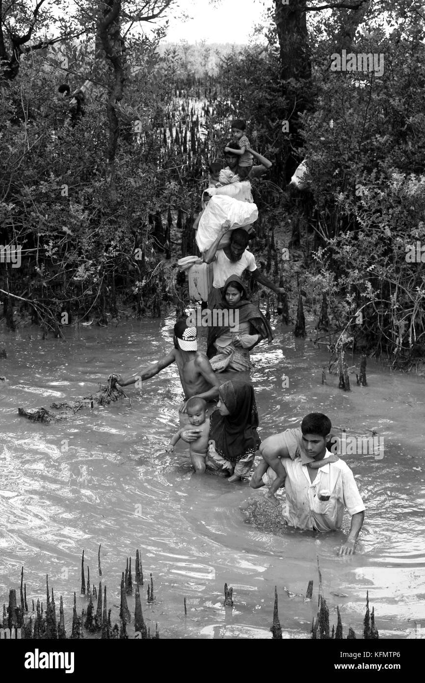 Bangladesch: Rohingya Flüchtlingen, die militärische Operation in Myanmars Rakhine, Bangladesch Gebiet Zuflucht in Cox's Bazar, Bangladesch am 7. September 2017 zu übernehmen. Über eine halbe Million Rohingya Flüchtlinge aus Myanmar Rakhine, Kreuze in Bangladesch seit dem 25. August 2017 nach Angaben der Vereinten Nationen. Der Myanmar militärische Kampagne gegen die Rohingyas begann nach dem Angriff auf mehrere Polizei Beiträge in Rakhine. © REHMAN Asad/Alamy Stock Foto Stockfoto