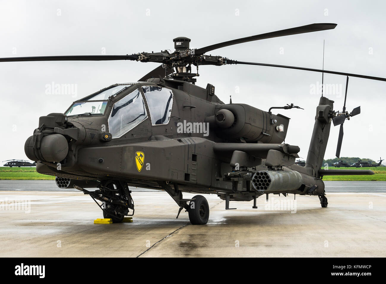 Eine Boeing AH-64 Apache Kampfhubschrauber der 1 Kavallerie Luft Brigade der US-Armee an der Chièvres Air Base in Belgien. Stockfoto