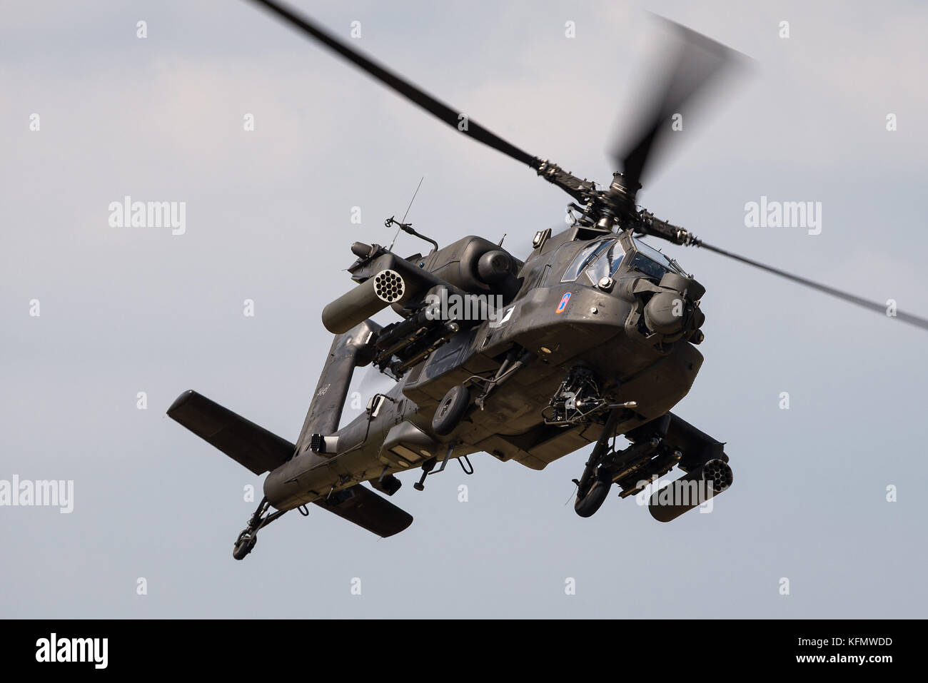 Eine Boeing AH-64 Apache Kampfhubschrauber des 12 Combat Aviation Brigade der US-Armee an der Beauvechain Air Base in Belgien, Europa. Stockfoto