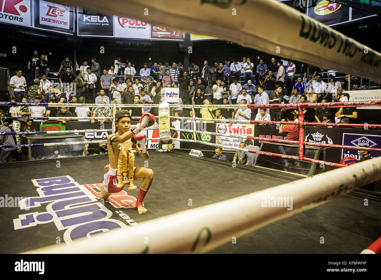 Jungs, Muay Thai Kämpfer gehen durch Pre-Fight Ritual, Thailand Stockfoto