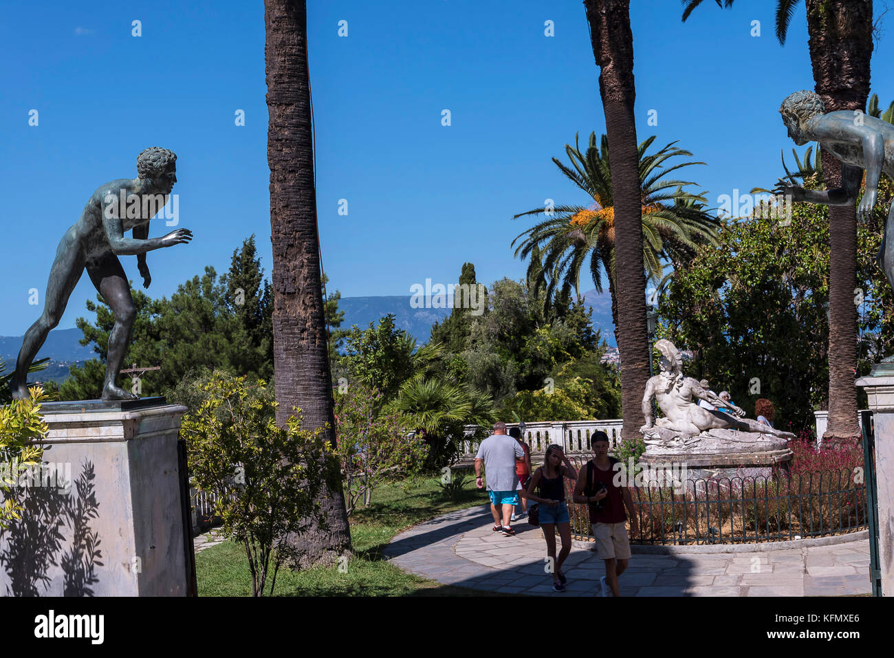 Statue von Athleten auf der Terrasse im Garten des Achilleion Palast der Kaiserin von Österreich Elisabeth von Bayern, in gastouri. Stockfoto