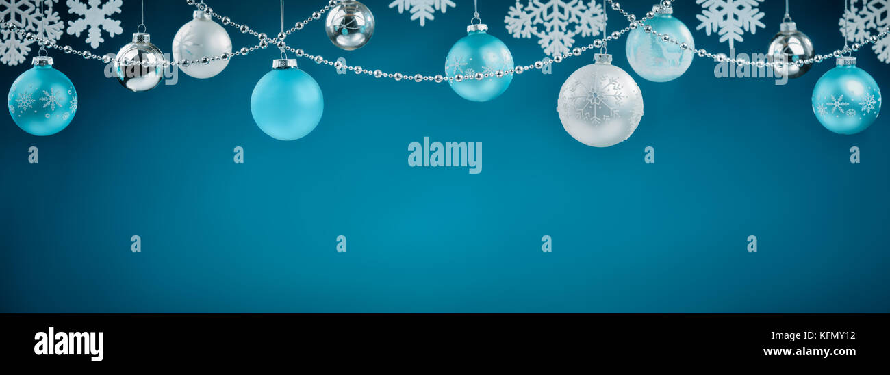 Weihnachten Kugeln hängen auf blauem Hintergrund Stockfoto