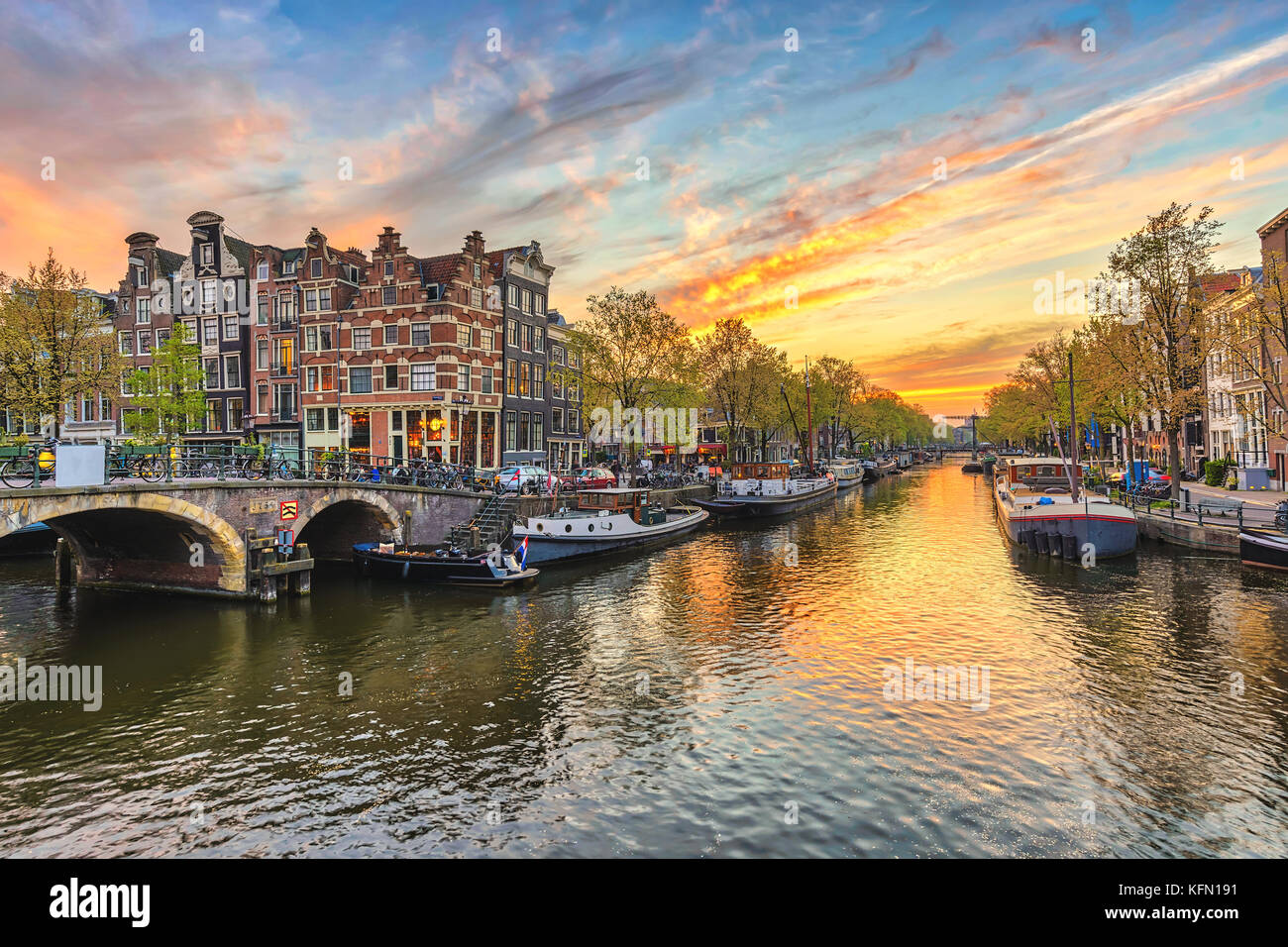 Amsterdam Sonnenuntergang Skyline der Stadt im Kanal Waterfront, Amsterdam, Niederlande Stockfoto