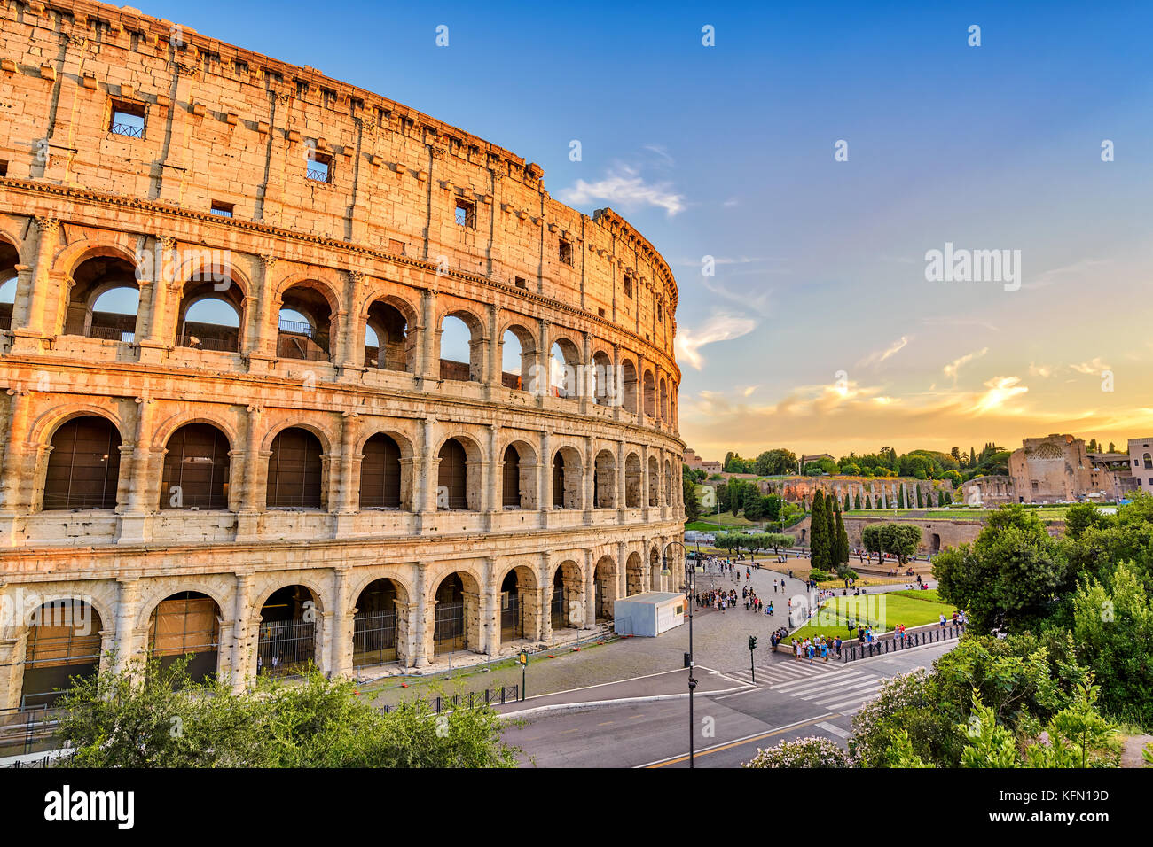 Rom Sonnenuntergang Skyline der Stadt Rom Colosseum Kolosseum (Roma), Rom, Italien Stockfoto