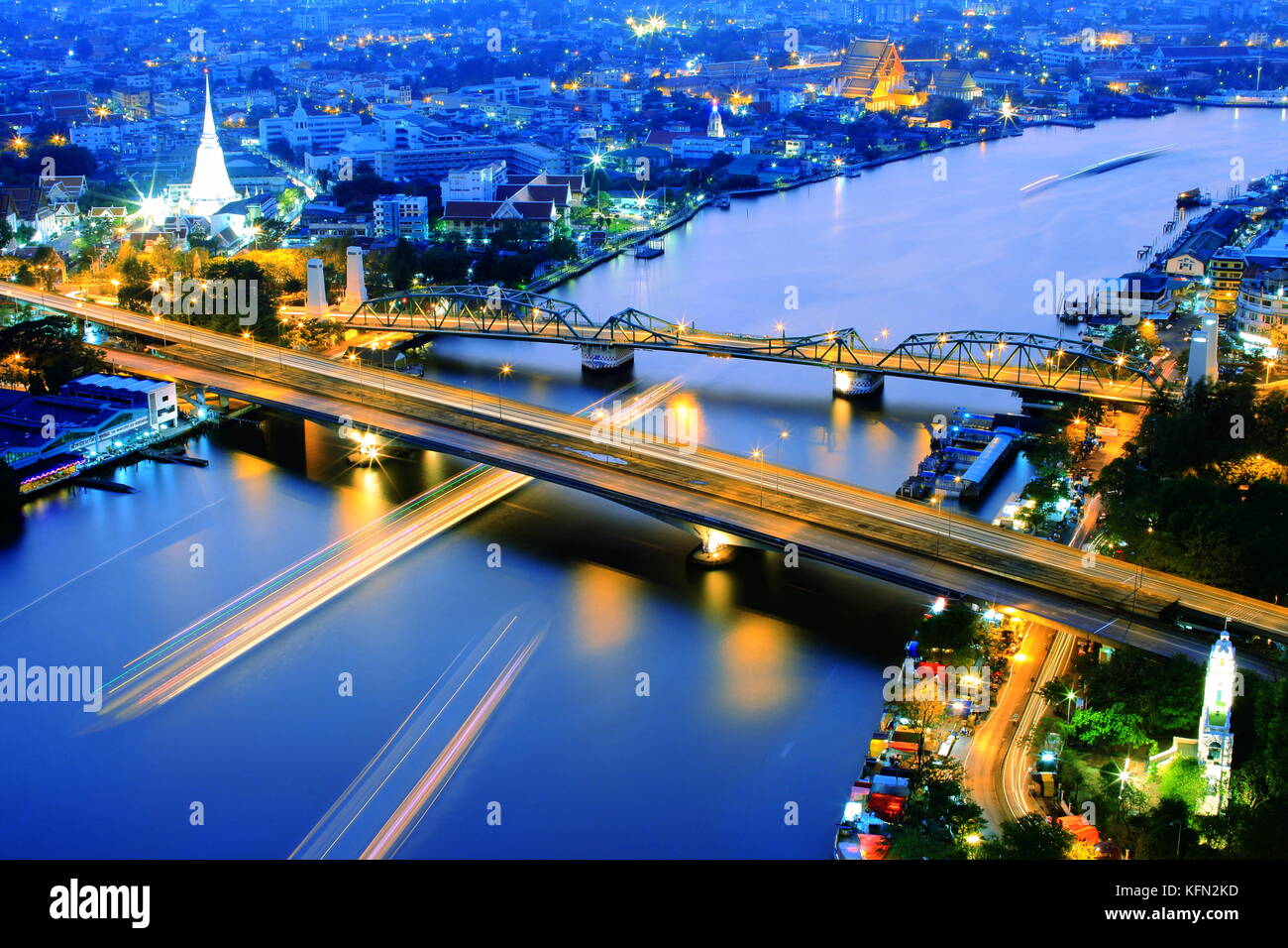 Bangkok und den Fluss Chao Phraya Skyline der Stadt, in der Nähe von Phra phuttha yodfa Brücke unter Purple Dämmerung Abendhimmel. Thailand Kapital von Unternehmen. Stockfoto