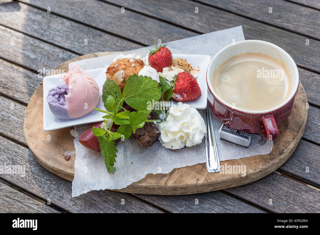 Gourmet Kaffee. Kaffee, Kuchen, Obst, Eis. Stockfoto